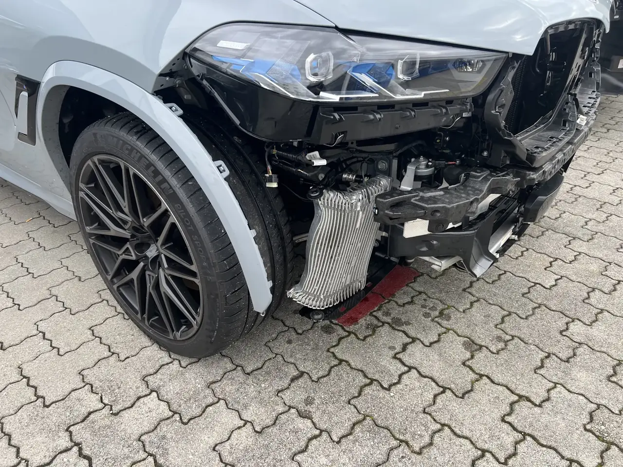 BMW Frontschaden BMW mit demontierter Front zur Schadensprüfung bei KLZM in Garching