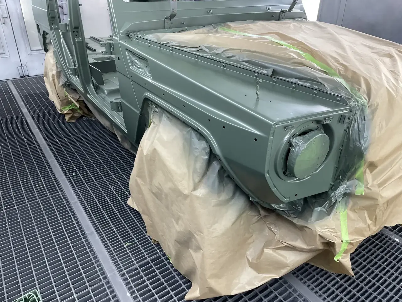 Lackvorbereitung Geländewagen während der Lackvorbereitung in der KLZM Werkstatt