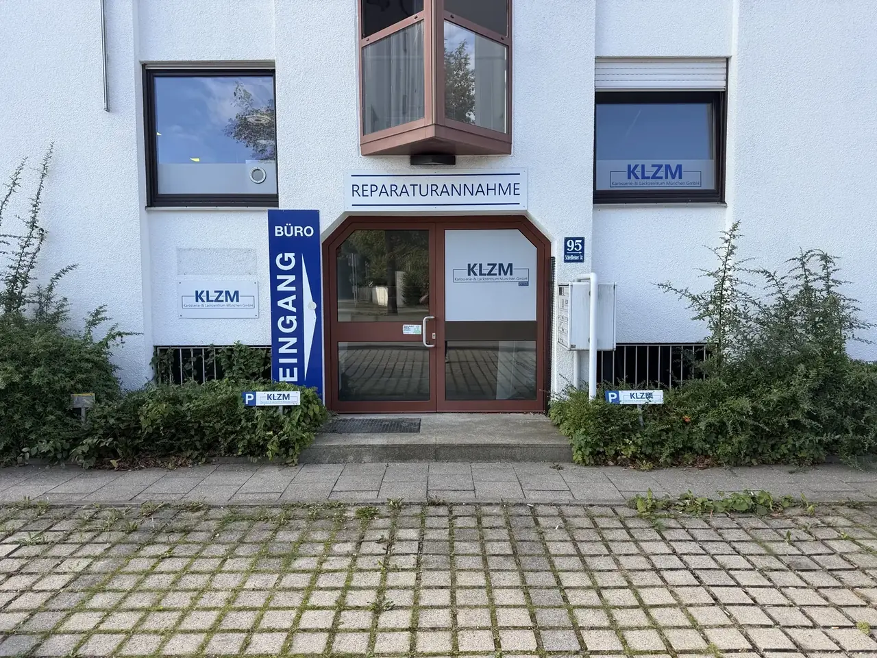 KLZM Reparaturannahme Eingang zur KLZM Reparaturannahme in der Schleißheimer Straße 95 in Garching