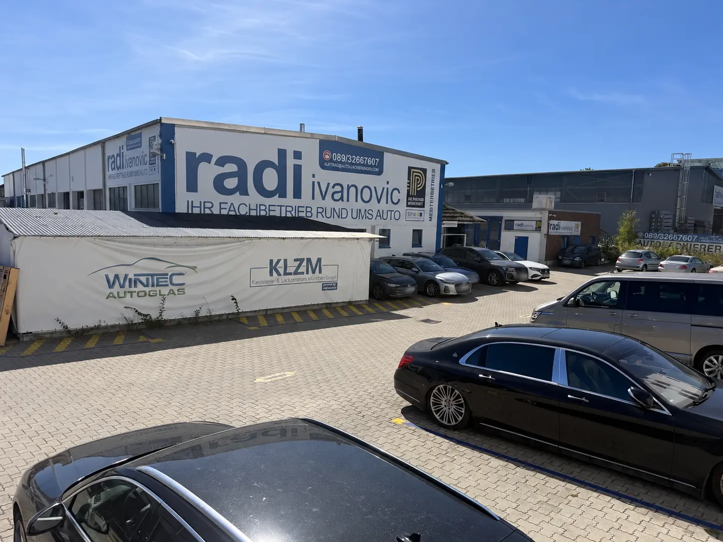 KLZM Karosserie- und Lackzentrum bei Sonnenschein in Garching