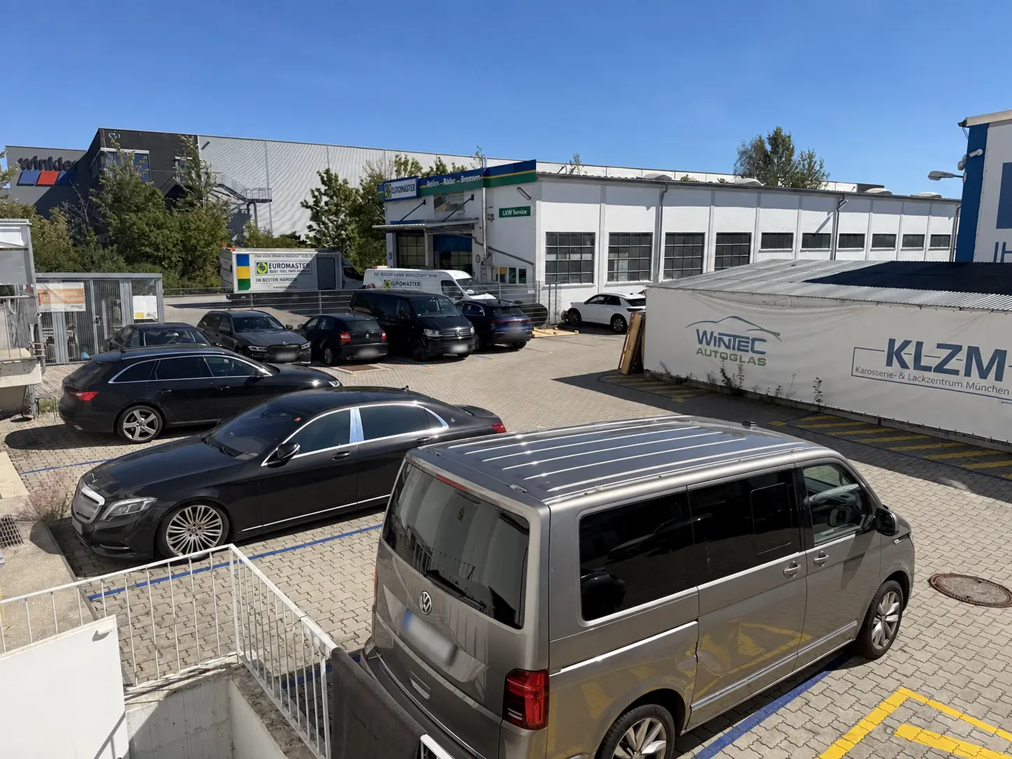 Firmen- und Flottenfahrzeuge bei Sonnenschein auf dem KLZM Betriebshof in Garching